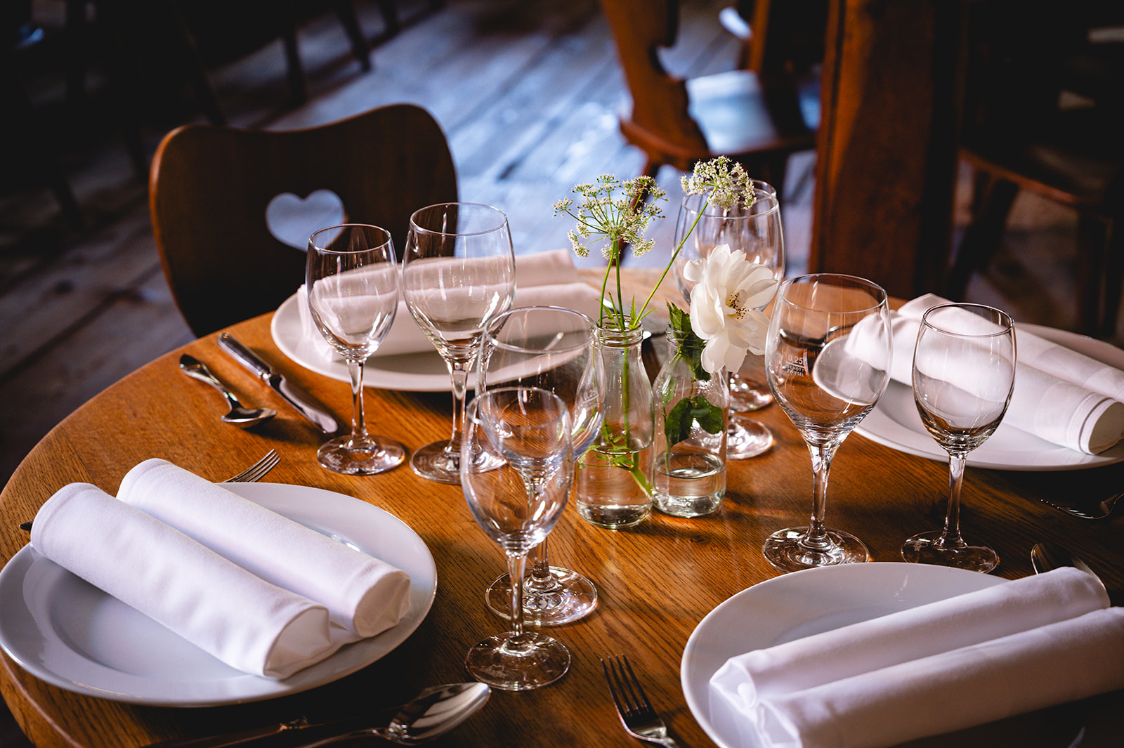 Elegant gedeckter Tisch mit feinen Gläsern und Blumendekoration