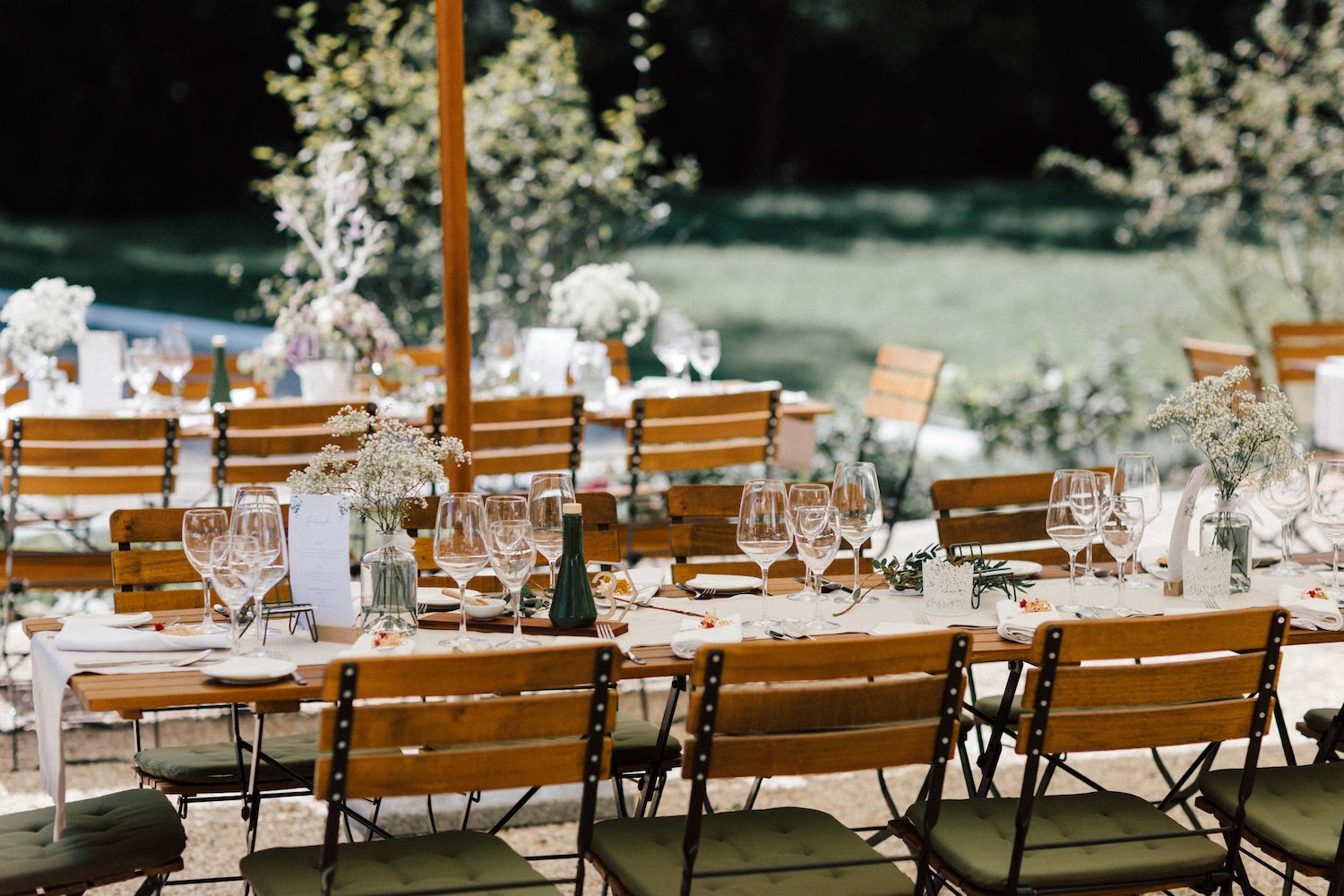 Elegante Tischdekoration im Außenbereich