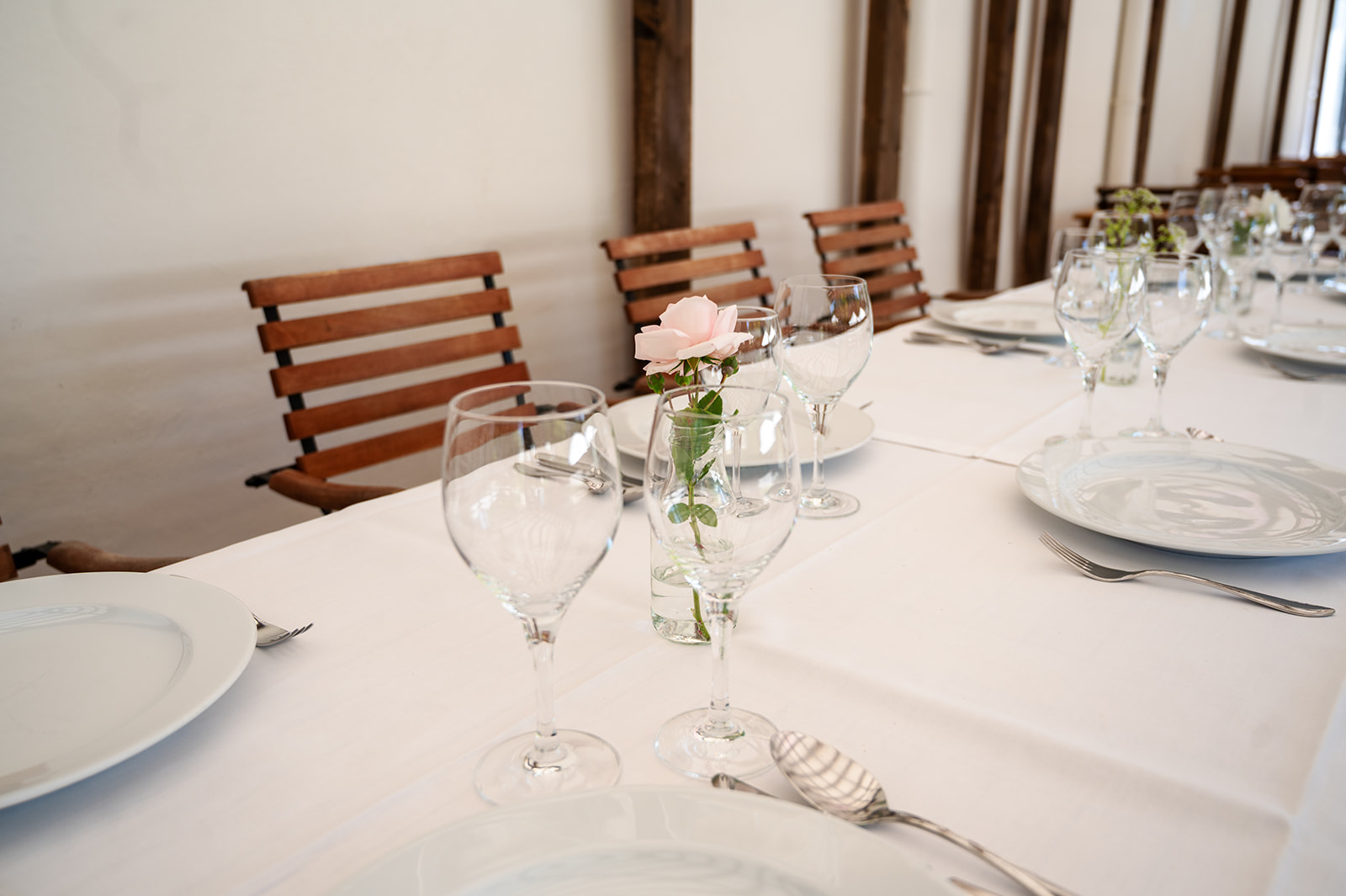 Elegante Tischdeckung auf der Terrasse mit Rosa-Dekoration