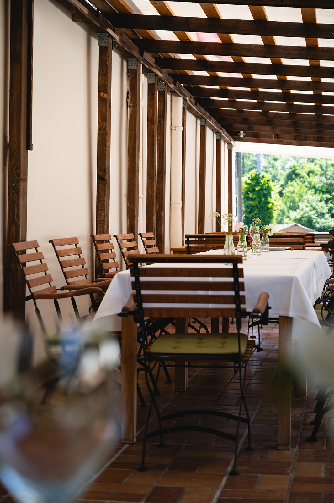 Terrassenarchitektur mit historischen Holzbalken und Terrakottaboden